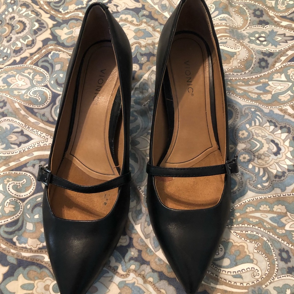 Vionic kitten heels in black leather
